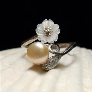 White flower Pearl ring